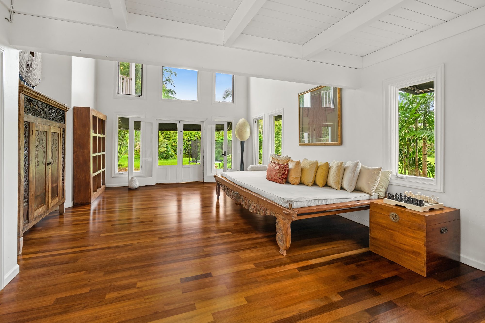 Daybed room with louvered windows