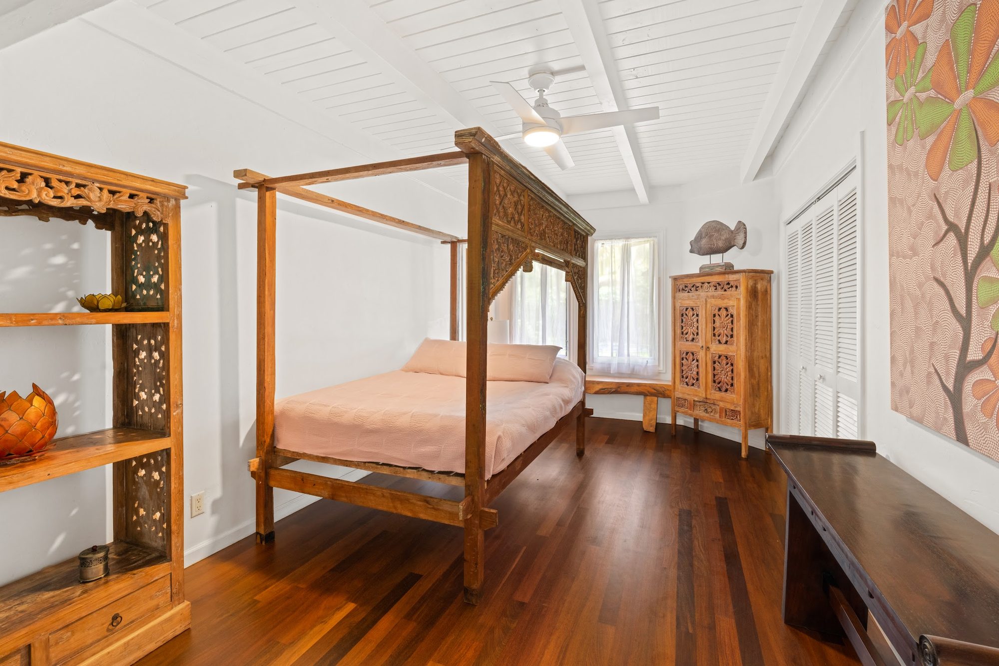 Guest bedroom with four-poster