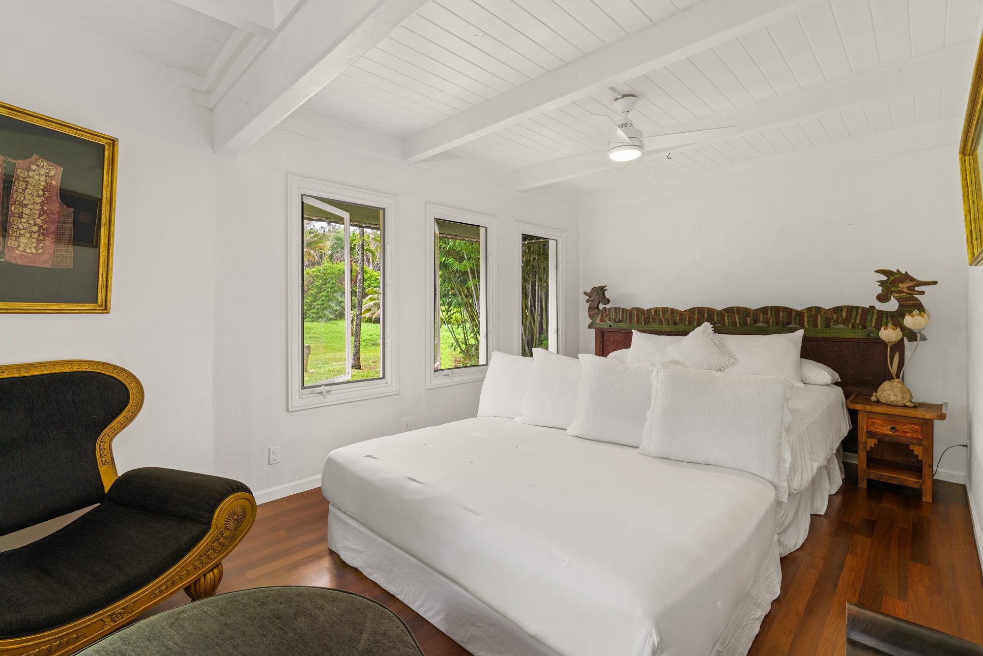Guest bedroom with garden windows